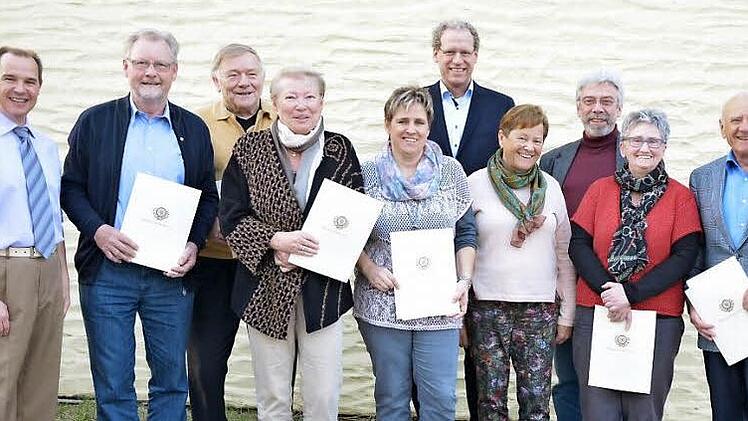 Am längsten dabei von den geehrten Mitgliedern ist Michael Bauer (r.), der seit 65 Jahren zum Verein gehört. Fotos: Roland Meister