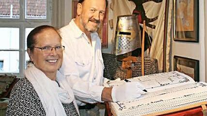 Maria und Fritz Lang tragen sich in das als Codex gestaltete "Goldene Buch" des Heimatvereins ein.  Foto: Werner Vogel