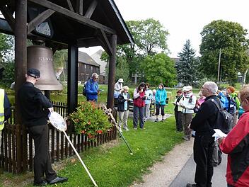 Zu einer Andacht hielten die Pilger an der Friedensglocke in Rauschensteig inne. Foto: privat
