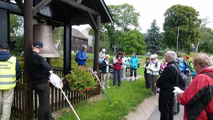 Zu einer Andacht hielten die Pilger an der Friedensglocke in Rauschensteig inne. Foto: privat