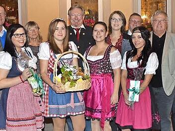 Pressig hat mit Laura Fritsch (mit Korb) eine neue Weinkönigin. Mit im Bild (von links) Dritter Bürgermeister Wolfgang Förtsch, Gemeinderat Dieter Kohlmann, Weinprinzessin Laura Fehn, Brigitte Porzelt, Bürgermeister Hans Pietz, die bisherige Weinkönigin Lea Ettlich, die bisherige Weinprinzessin Alexandra Heinlein, Weinprinzessin Lena Hauguth, Zweiter Bürgermeister Arno Hoffmann, Hans Michel, Otto Büttner-Vetter und Gemeinderätin Anita Swiduruk  Foto: Karl-Heinz Hofmann
