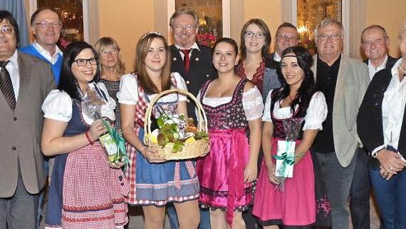 Pressig hat mit Laura Fritsch (mit Korb) eine neue Weinkönigin. Mit im Bild (von links) Dritter Bürgermeister Wolfgang Förtsch, Gemeinderat Dieter Kohlmann, Weinprinzessin Laura Fehn, Brigitte Porzelt, Bürgermeister Hans Pietz, die bisherige Weinkönigin Lea Ettlich, die bisherige Weinprinzessin Alexandra Heinlein, Weinprinzessin Lena Hauguth, Zweiter Bürgermeister Arno Hoffmann, Hans Michel, Otto Büttner-Vetter und Gemeinderätin Anita Swiduruk  Foto: Karl-Heinz Hofmann