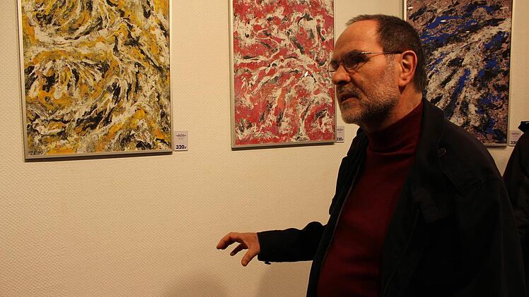Erwin Graumann beschreibt seine Kunstwerke. Foto: Stella Madlener