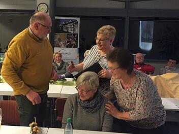 Winfried Bott ist seit 25 Jahren Mitglied beim Obst- und Gartenbauverein Bad Brückenau. Dafür wurde er von Monika Wiesner Mitte und Gabriele Friedrich (rechts) geehrt. Foto: Regina Rinke