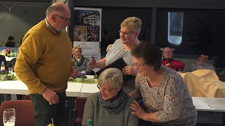 Winfried Bott ist seit 25 Jahren Mitglied beim Obst- und Gartenbauverein Bad Brückenau. Dafür wurde er von Monika Wiesner Mitte und Gabriele Friedrich (rechts) geehrt. Foto: Regina Rinke