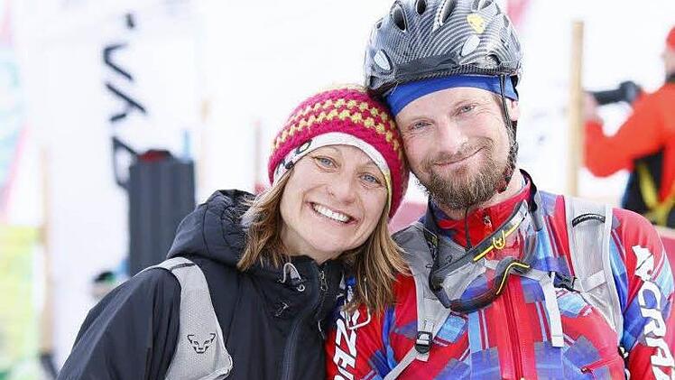 Susi von Borstel (l.) wurde im Ziel von ihrem Mann empfangen.