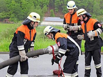 Nur gemeinsam zum Ziel. Bei der Leistungsprüfung der Feuerwehren aus Wildflecken und Oberbach zählt die Gruppenleistung.  Foto: Sebasian Schmitt Matthea