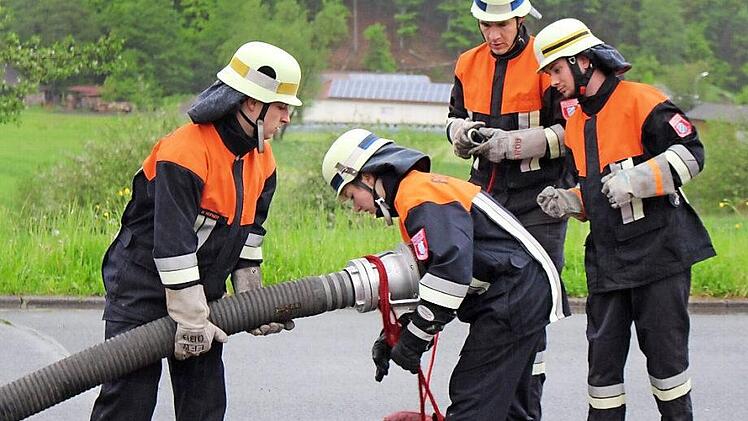 Nur gemeinsam zum Ziel. Bei der Leistungsprüfung der Feuerwehren aus Wildflecken und Oberbach zählt die Gruppenleistung.  Foto: Sebasian Schmitt Matthea