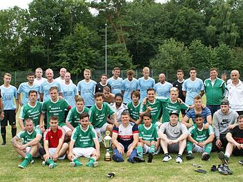 Der TSV Kirchaich und der RSV Unterschleichach lieferten sich ein temporeiches Finale, im Elfmeterschießen sicherte sich der RSV den Oberaurach-Pokal. Die Endspielgegner präsentierten sich nach der Siegerehrung. Foto: sawe