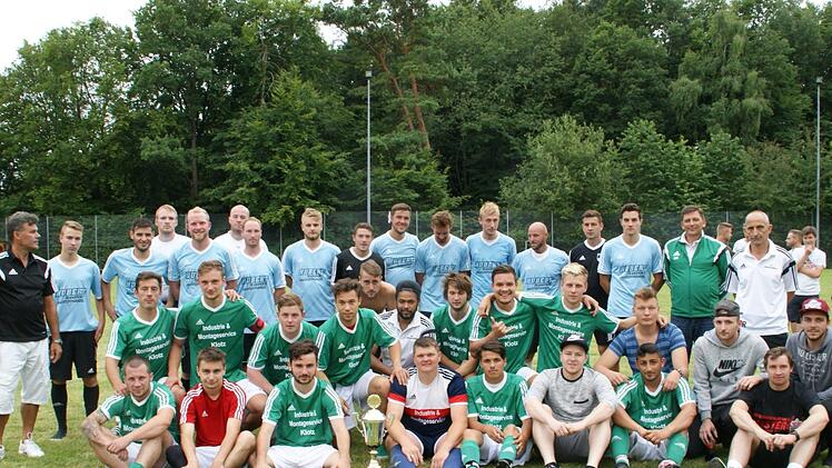 Der TSV Kirchaich und der RSV Unterschleichach lieferten sich ein temporeiches Finale, im Elfmeterschießen sicherte sich der RSV den Oberaurach-Pokal. Die Endspielgegner präsentierten sich nach der Siegerehrung. Foto: sawe