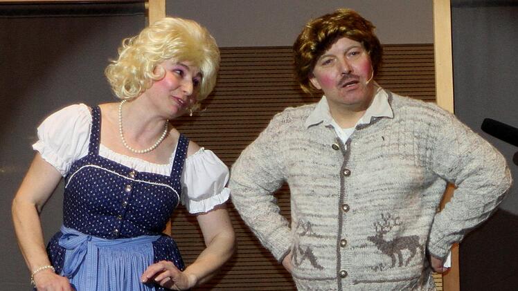 Das Ehepaaar Anneliese und Wolfgang (Ramona Schneiderbanger und Herbert Rumpel) strapazierte die Lachmuskeln der Starkbierfestgäste.G. Geiling