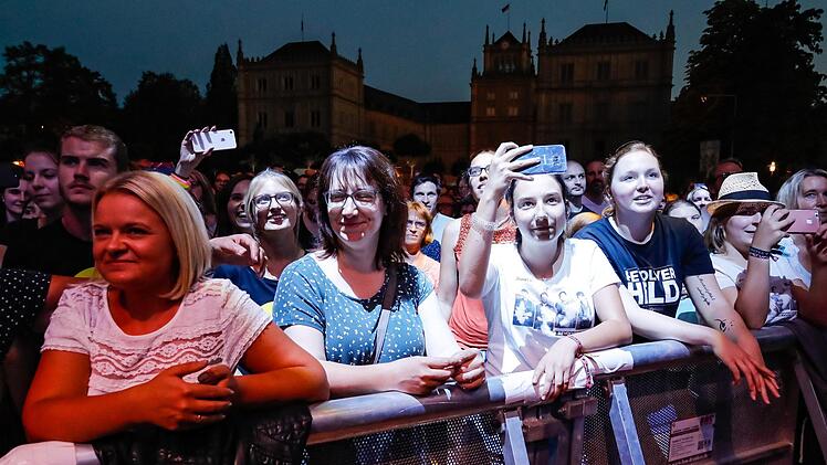 Begeisterten die rund 5000 Besucher: Revolverheld bei ihrem Open-Air-Konzert auf dem Schlossplatz. Matthias Hoch