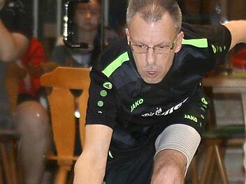 "Ich bin stolz auf mein Team", sagt Kapit&auml;n Olaf Pfaller (links). Gemeint ist auch Marco Endres, der drittbester Kegler der Liga wurde.  Fotos: R. Naumann