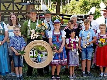 Die Regentschaft in Familienhand. Im Bild: Schützenkönig Claudius Stauch, 1. Ritter Dietmar Heun (4. und 5. Von links) und Jungschützenkönig Phil Corvin (10. von links). Mit im Bild: Zweiter Schützenmeister Reinhold Heinlein (rechts). Foto: privat