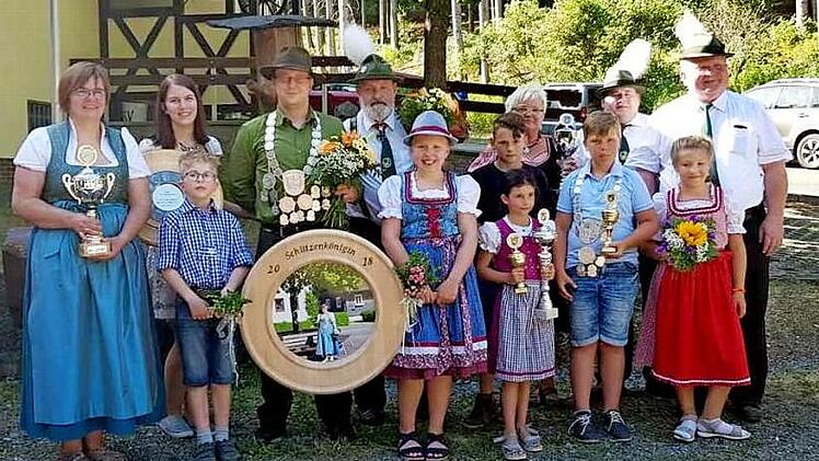 Die Regentschaft in Familienhand. Im Bild: Schützenkönig Claudius Stauch, 1. Ritter Dietmar Heun (4. und 5. Von links) und Jungschützenkönig Phil Corvin (10. von links). Mit im Bild: Zweiter Schützenmeister Reinhold Heinlein (rechts). Foto: privat