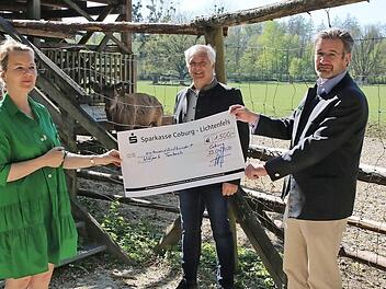 Mit einer 1500-Euro-Spende für Tierfutter unterstützen die Coburger Jäger den Wildpark Schloss Tambach. Leiterin Annette Gräfin zu Ortenburg freut sich über die Initiative der Kreisgruppe Coburg des BJV mit Vorsitzendem Heinz Gilbricht und Schatzmeister Arndt Schmidt (von links).  Foto: Bettina Knauth
