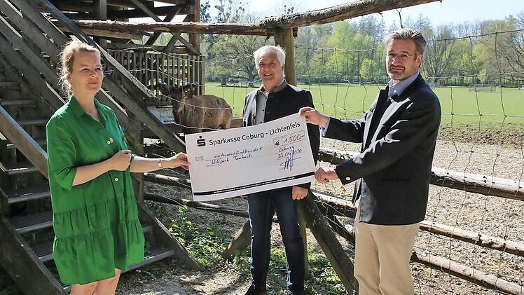 Mit einer 1500-Euro-Spende für Tierfutter unterstützen die Coburger Jäger den Wildpark Schloss Tambach. Leiterin Annette Gräfin zu Ortenburg freut sich über die Initiative der Kreisgruppe Coburg des BJV mit Vorsitzendem Heinz Gilbricht und Schatzmeister Arndt Schmidt (von links).  Foto: Bettina Knauth