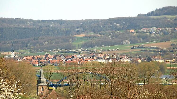 Blick von einem Kraftort auf das Maintal mit Wiesen (unten links) und Bad Staffelstein sowie zum Alten Staffelberg (oben rechts)