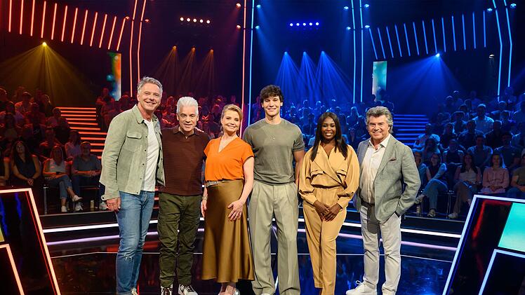 Bringen viel Wissensdurst mit in die Sendung, von links: Jörg Pilawa, Michael Mittermeier, Annette Frier, Wincent Weiss, Motsi Mabuse und Andy Borg.
