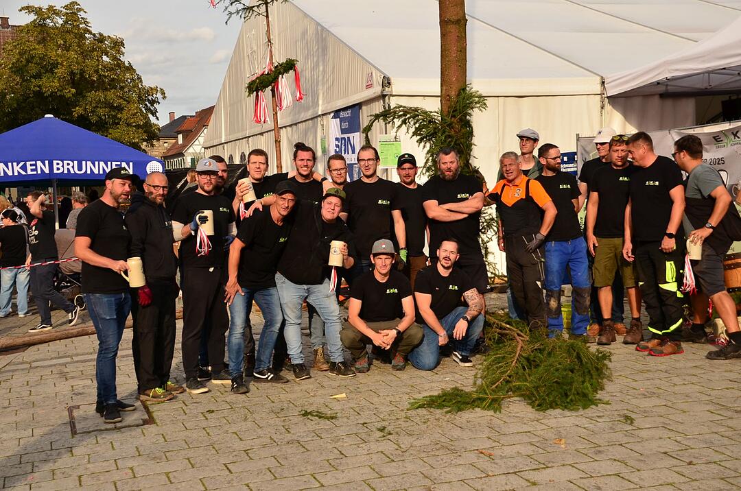 Aufstellen vom Kirchweihbaum & Party am Abend.