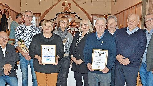Der Schneckenloher B&uuml;rgermeister Knut Morgenroth (alle von links) ehrte Michael Prentki (ehrenamtlicher Fahrer vom B&uuml;rgerbus), Margit Anders (Vorsitzende VdK), Hildegard L&ouml;ffler (Seniorenbeauftragte), Manuela Roth (VdK-Vorstandsmitglied), Edmund S...