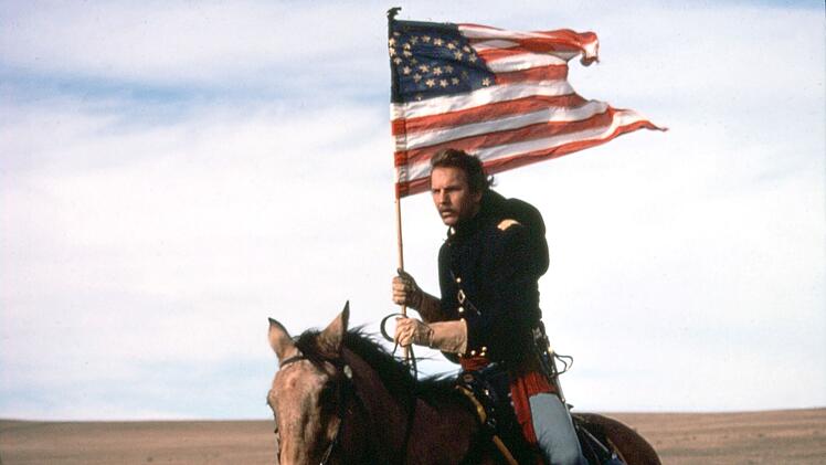 Leutnant John Dunbar (Kevin Costner) l&auml;sst sich als hochdekorierter Offizier der Nordstaatenarmee in den Westen versetzen - an jene Zivilisationsgrenze, &uuml;ber die hinaus noch nie ein Wei&szlig;er seinen Fu&szlig; setzte.