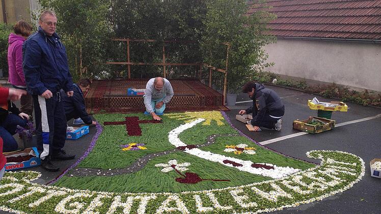 Die Botschaft steht im Mittelpunkt. Im letzten Jahr wurde ein schöner Blütenweg mit Fußstapfen gelegt und ein steiniger Weg.