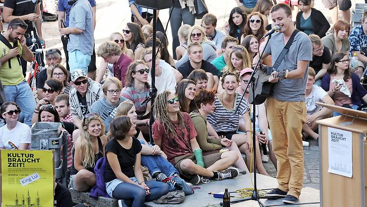 Max Kennel sang darüber, wie schön es in Bamberg eigentlich ist.