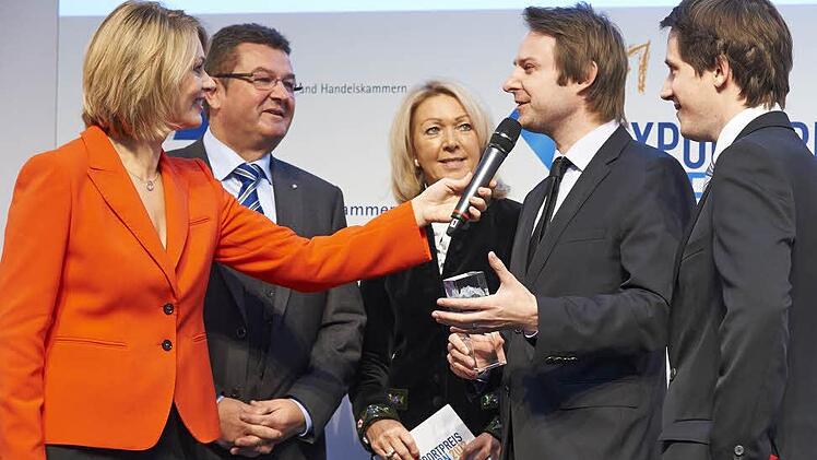 Gefragte Interviewpartner: Stefan Duhr und der Kirchleuser Philipp Baaske (von rechts) erläutern - frisch dekoriert mit dem "Exportpreis Bayern" - ihr erfolgreiches Firmenmodell. BR-Moderatorin Susanne Franke, Wirtschaftsstaatssekretär Franz Pschierer und Laudatorin Waltraud Kaiser lauschen interessiert. Foto: C. Vohler