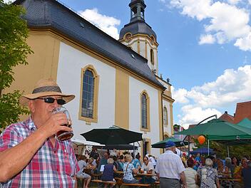 ei herrlichem Sommerwetter feiern die Pretzfelder ihre Kiliani-Kirchweih. Wer konnte, flüchtete unter einen Hut. Fotos: Roppelt