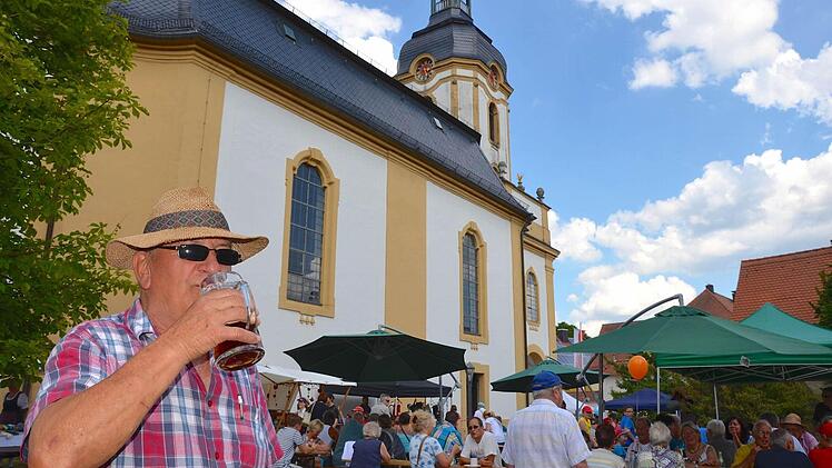 ei herrlichem Sommerwetter feiern die Pretzfelder ihre Kiliani-Kirchweih. Wer konnte, flüchtete unter einen Hut. Fotos: Roppelt