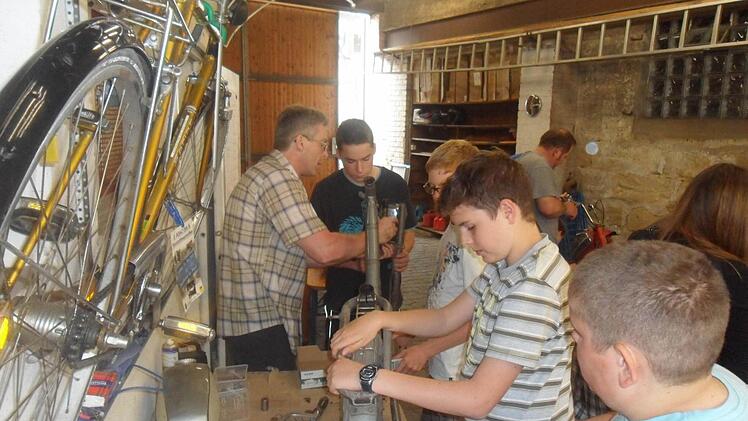 Kinder und Jugendliche im Schrauberkurs. Foto: privat
