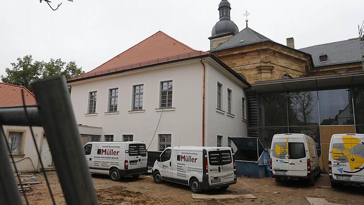Im neu gestalteten "Stephanshof" ist wieder mehr von der Kirche zu sehen als vorher. Foto: Matthias Hoch