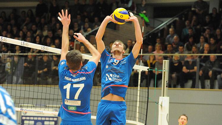 1:3 gegen den Tabellenführer verloren, aber wieder viele Sympathie-Punkte gewonnen haben Hammelburgs Volleyballer (blaue Trikots). Foto: Hopf