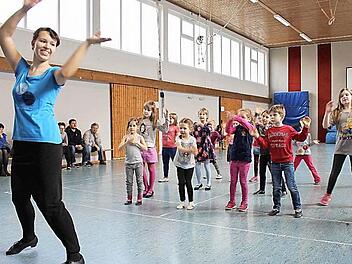 Katarina Motschmann (links) macht die Salsa-Schritte vor, die Kinder machen sie nach. Auf Perfektion kommt es beim Probetraining in der Kurt-Heller-Halle überhaupt nicht an. Die Kinder sollen erst einmal Spaß am Tanzen entwickeln.  Foto: Ulrike Nauer