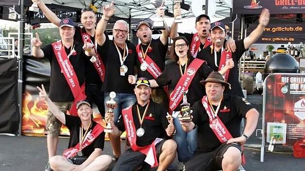 Das "Grill-doch-mal"-Team in Feierlaune: Holger, Daniel, Werner, Martin, Conny, Ralf, Christian R. (hinten, von links ), Silke, Christian und Joachim, alias "Schnitzel" (vorne, von links )