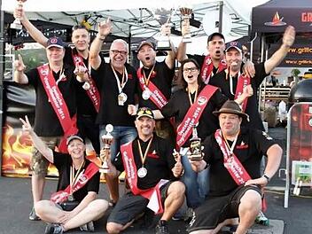 Das "Grill-doch-mal"-Team in Feierlaune: Holger, Daniel, Werner, Martin, Conny, Ralf, Christian R. (hinten, von links ), Silke, Christian und Joachim, alias "Schnitzel" (vorne, von links )