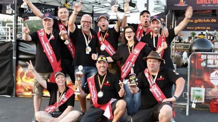 Das "Grill-doch-mal"-Team in Feierlaune: Holger, Daniel, Werner, Martin, Conny, Ralf, Christian R. (hinten, von links ), Silke, Christian und Joachim, alias "Schnitzel" (vorne, von links )