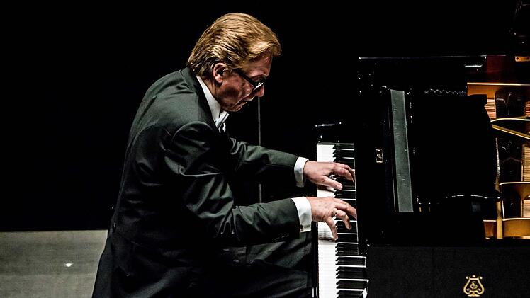 Der Pianist Hans-Dieter Bauer wurde bei seinem Soloabend bei der Gesellschaft der Musikfreunde gefeiert. Foto: Jochen Berger