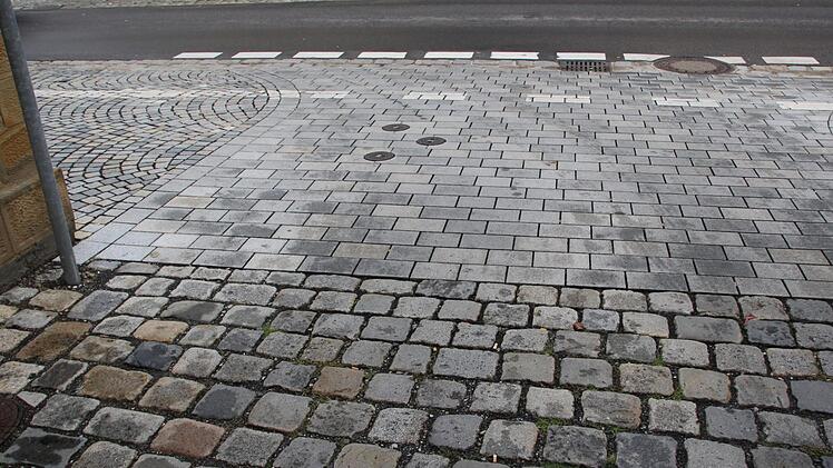 Die Zugangsbereiche von Gassen in der Haßfurter Altstadt wurden teilweise barrierefrei gestaltet - zu erkennen an dem unterschiedlichen Pflasterbelag.