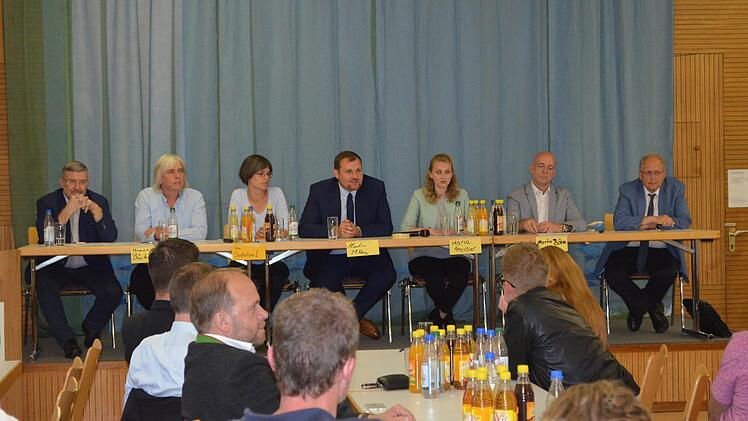 Auf Herz und Nieren: Im Podium sitzen Michael Busch,  Thomas Büchner, Ina Sinterhauf, Martin Mittag, Maria Preißler, Martin Böhm und Dr. Ulrich Herbert. (von links)