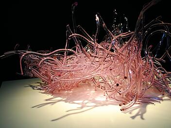 Die verschmolzenen Glasstäbe von Julius Weiland, hier "Purple Informel" aus dem Jahr 2010, bergen ein ganz eigenes Leben. Rechts über Weilands "Turm" eines seiner neuesten Werke,  die Grafik "Sunset", Handdruck auf Leinwand. Carolin Herrmann