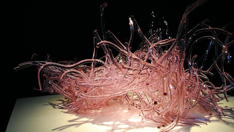 Die verschmolzenen Glasstäbe von Julius Weiland, hier "Purple Informel" aus dem Jahr 2010, bergen ein ganz eigenes Leben. Rechts über Weilands "Turm" eines seiner neuesten Werke,  die Grafik "Sunset", Handdruck auf Leinwand. Carolin Herrmann