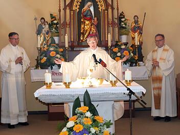 Pfarrer Christian Bouwe, Pfarrer Jaroslav, Erzbischof Ludwig Schick, Pfarrer Thomas Ringer und Dekan Josef Dobeneck (v. l.) hielten den Festgottesdienst gemeinsam.  Foto: Johanna Blum