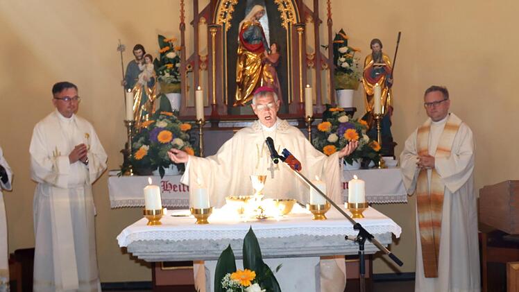 Pfarrer Christian Bouwe, Pfarrer Jaroslav, Erzbischof Ludwig Schick, Pfarrer Thomas Ringer und Dekan Josef Dobeneck (v. l.) hielten den Festgottesdienst gemeinsam.  Foto: Johanna Blum