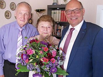 Alt-Bürgermeister Hans-Heinrich Ulmann gratuliert Hermann und Lissi Dinkel in Beiersdorf zur diamantenen Hochzeit.  Foto: Martin Koch