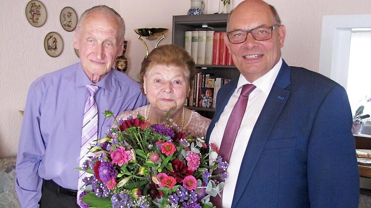 Alt-Bürgermeister Hans-Heinrich Ulmann gratuliert Hermann und Lissi Dinkel in Beiersdorf zur diamantenen Hochzeit.  Foto: Martin Koch