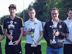 Der TSV Steinberg unter Vorsitz von Christian Engelhardt (rechts) war Gastgeber des FGM-Cups 2019. Die Pokale für den siegreichen SV Gifting nahmen (ab dritter von links) Tobias Förtsch und Thomas Gareis entgegen. Über die Torjäger-Trophäe durften sich (ab dritter von rechts) David Weiß und Niklas Grah freuen. Mit im Bild ist Dritter Bürgermeister Matthias Barnickel (links).  Foto: Heike Schülein