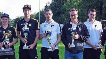 Der TSV Steinberg unter Vorsitz von Christian Engelhardt (rechts) war Gastgeber des FGM-Cups 2019. Die Pokale für den siegreichen SV Gifting nahmen (ab dritter von links) Tobias Förtsch und Thomas Gareis entgegen. Über die Torjäger-Trophäe durften sich (ab dritter von rechts) David Weiß und Niklas Grah freuen. Mit im Bild ist Dritter Bürgermeister Matthias Barnickel (links).  Foto: Heike Schülein