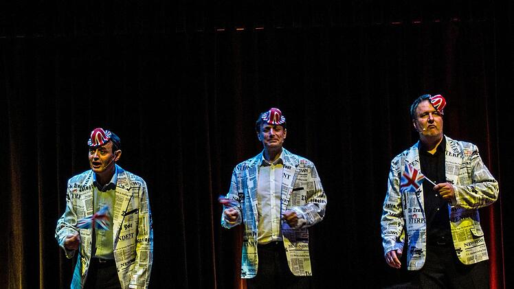 Heftigen Applaus verdiente sich das Trio TBC beim Gastspiel im ausverkauften Coburger Kongresshaus Rosengarten mit seinem satirischen Jahresrückblick.Foto: Jochen Berger